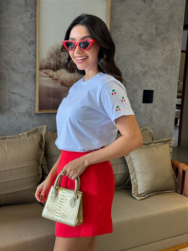 T-SHIRT CEREJINHAS BORDADO NA MANGA - BRANCO