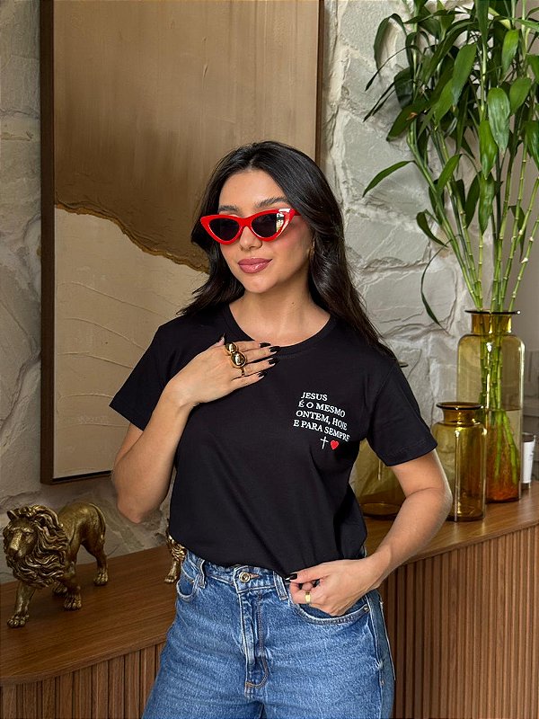 T-SHIRT DTF JESUS É O MESMO - PRETO