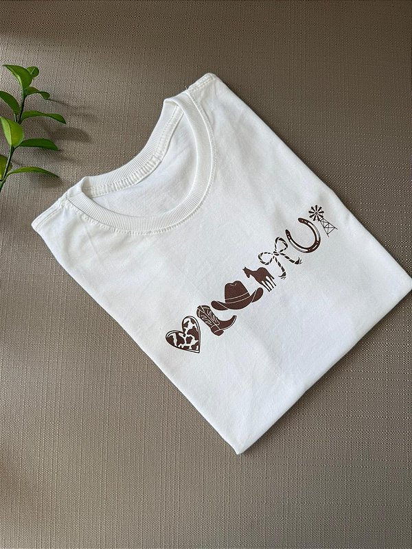 T-SHIRT DTF CORAÇÃO,BOTA E CHAPEU - OFF WHITE