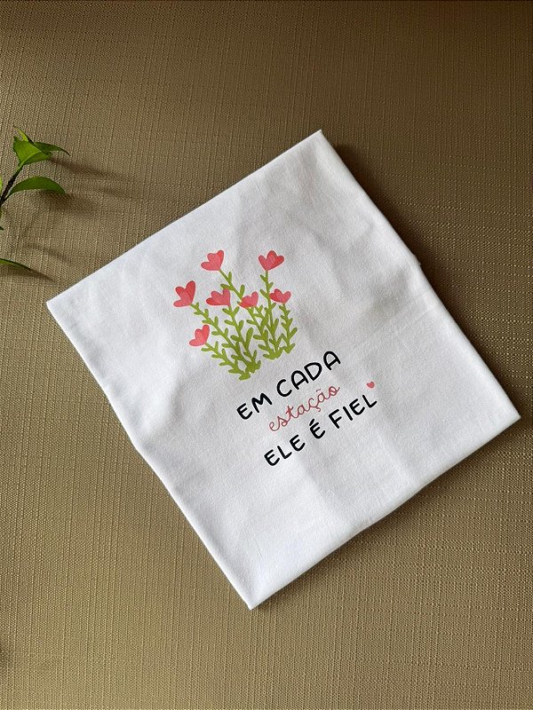 T-SHIRT DTF EM CADA ESTAÇÃO ELE É FIEL - BRANCO