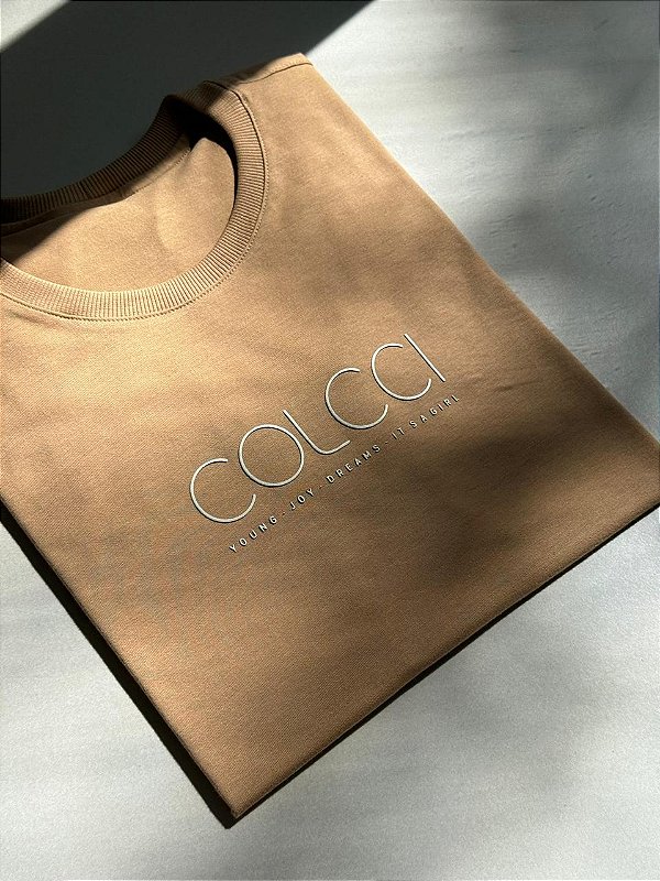 T-SHIRT COLCCI ALTO RELEVO - MARROM SUEDE