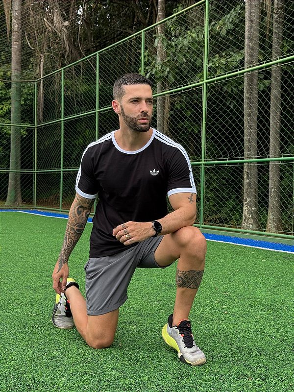 CAMISETA MASCULINA ADIDAS LISTRAS C/PUNHO - PRETO