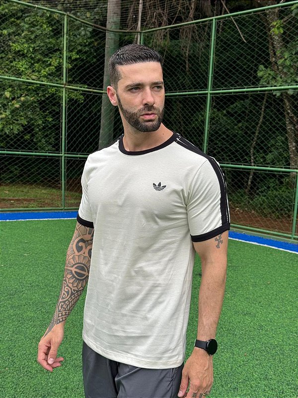 CAMISETA MASCULINA ADIDAS LISTRAS C/PUNHO - BEGE NATURAL