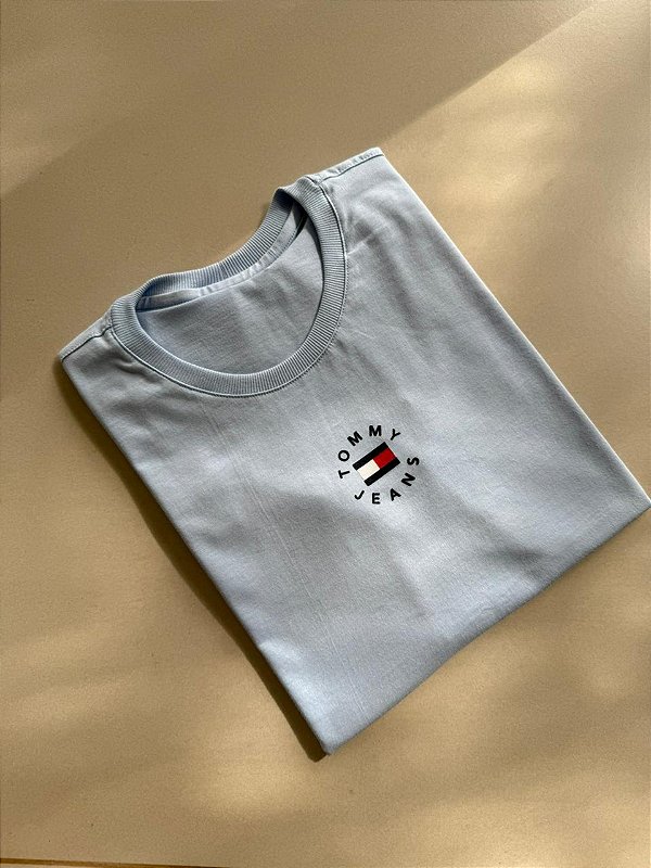 T-SHIRT TOMMY JEANS ALTO RELEVO - AZUL CÉU
