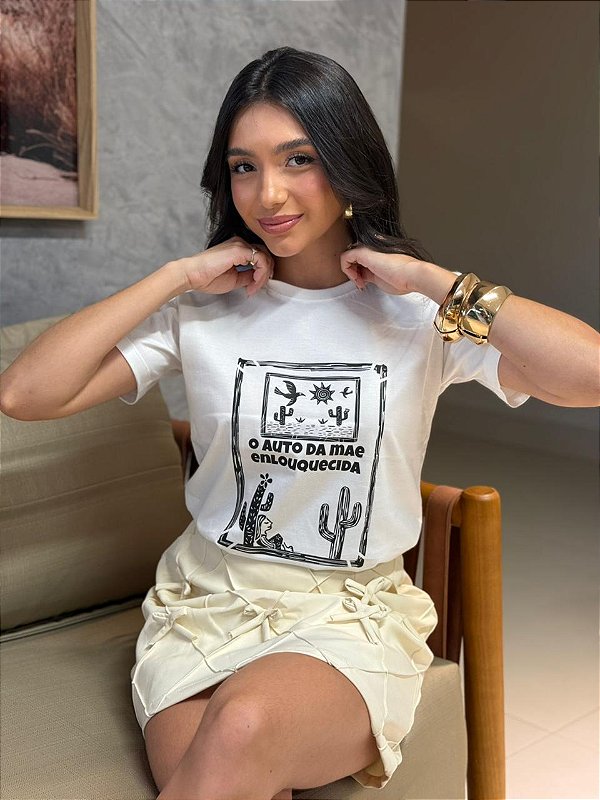 T-SHIRT DTF O AUTO DA MÃE ENLOUQUECIDA - OFF WHITE
