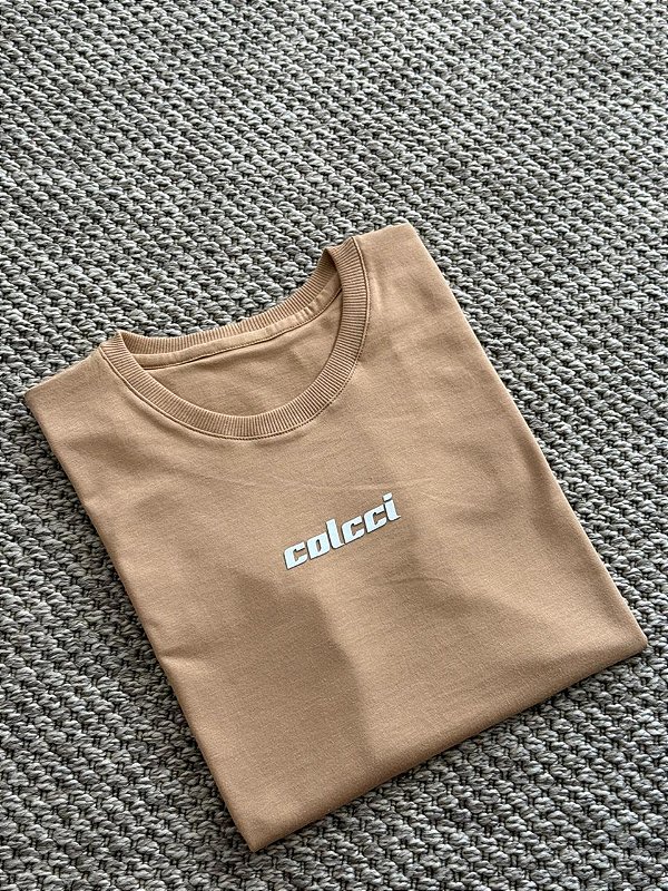 T-SHIRT COLCCI ALTO RELEVO - MARROM SUEDE