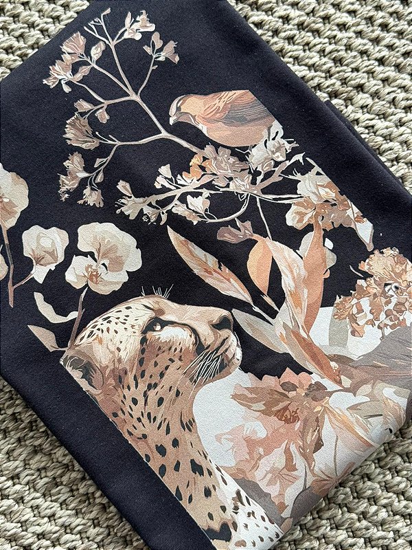 T-SHIRT DTF ONÇA FLORES - PRETO