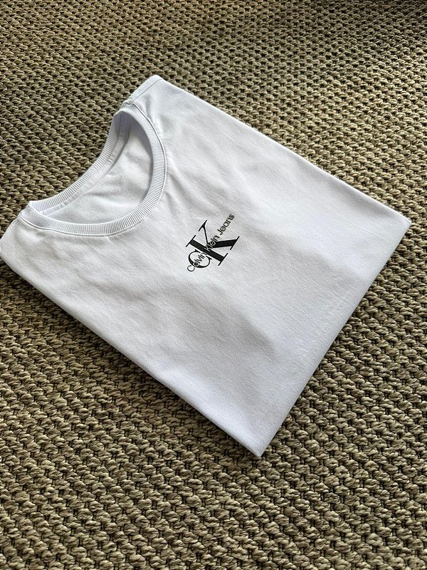 T-SHIRT CALVIN KLEIN JEANS ( CK PRETO/ ESCRITA PRATA ) - BRANCO