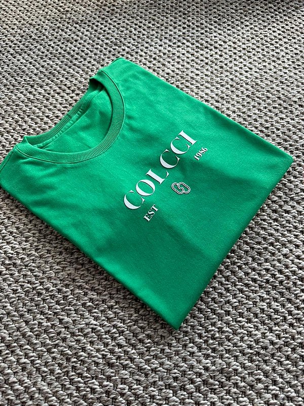 T-SHIRT COLCCI EST. 1986 ALTO RELEVO - VERDE BANDEIRA