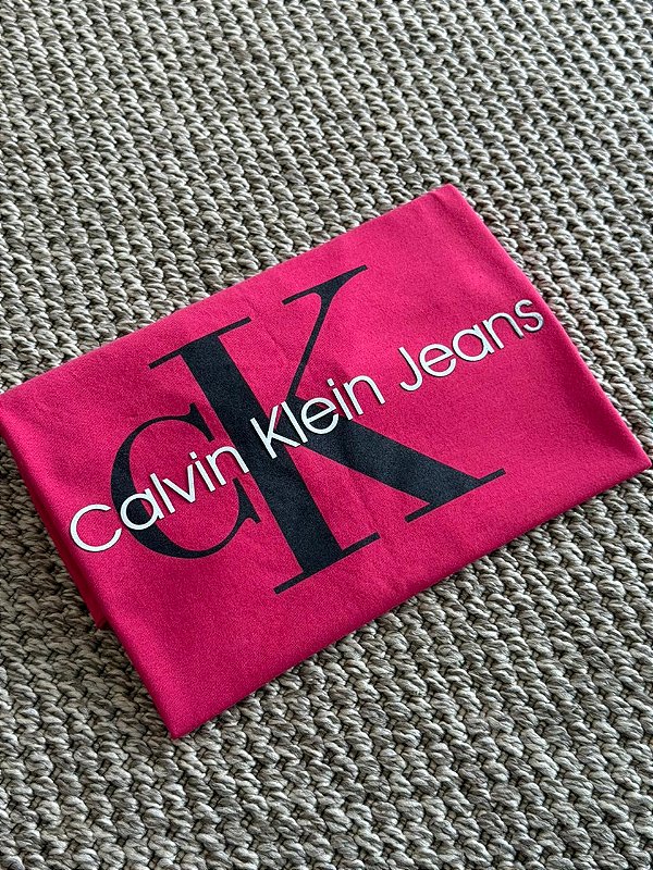 T-SHIRT CALVIN KLEIN JEANS ( CK PRETO) - ROSA PINK