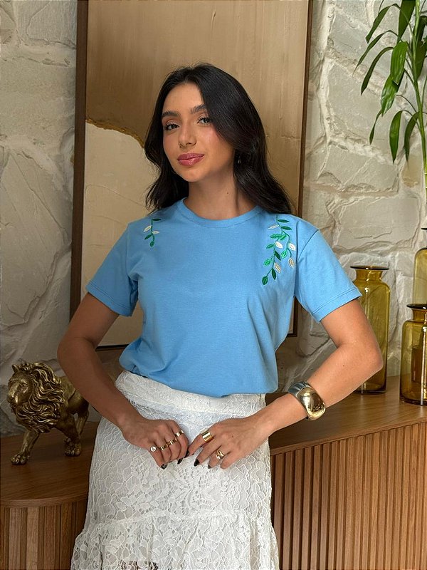 T-SHIRT FLORES NO OMBRO (BORDADA) - AZUL BALMY