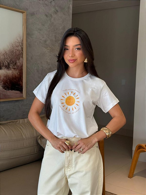 T-SHIRT DTF TODO EXTRAORDINÁRIO COMEÇOU COM UM DIA COMUM - OFF WHITE