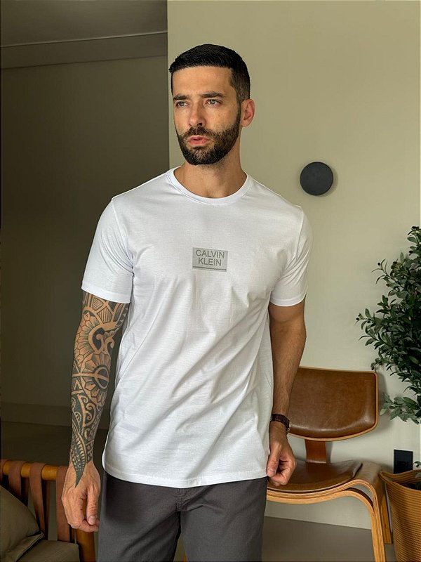 CAMISETA MASCULINA CALVIN KLEIN (CINZA METÁLICO) - BRANCO
