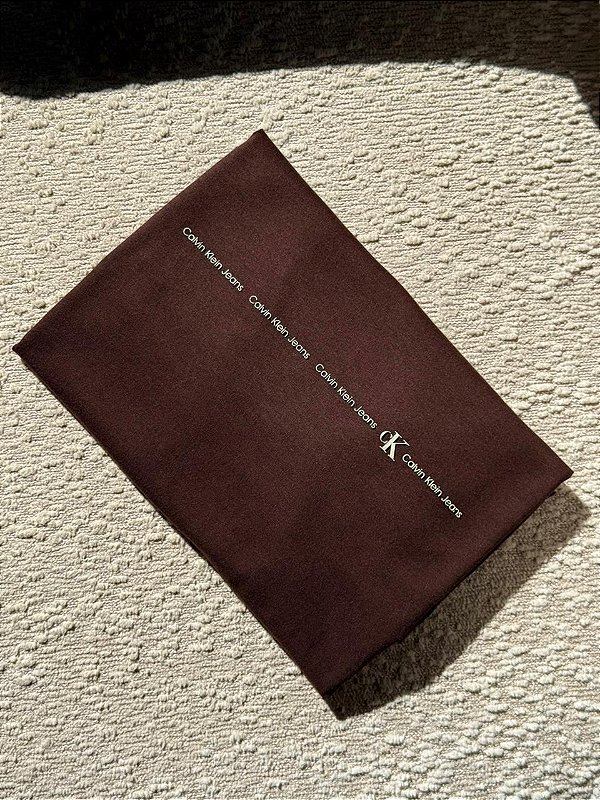 T-SHIRT CALVIN KLEIN JEANS CK - MARROM EXPRESSO