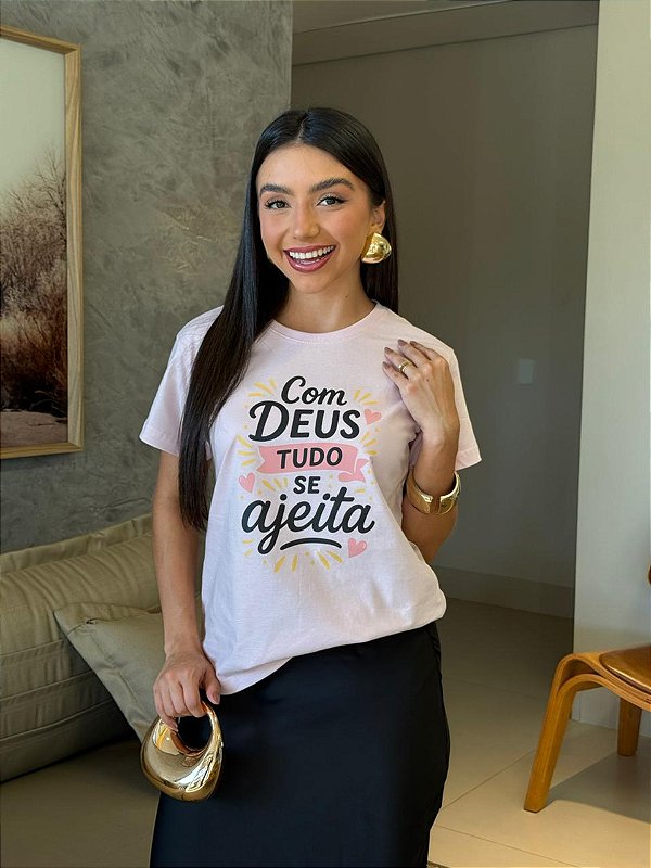 T-SHIRT DTF COM DEUS TUDO SE AJEITA - ROSA ROMANTIC