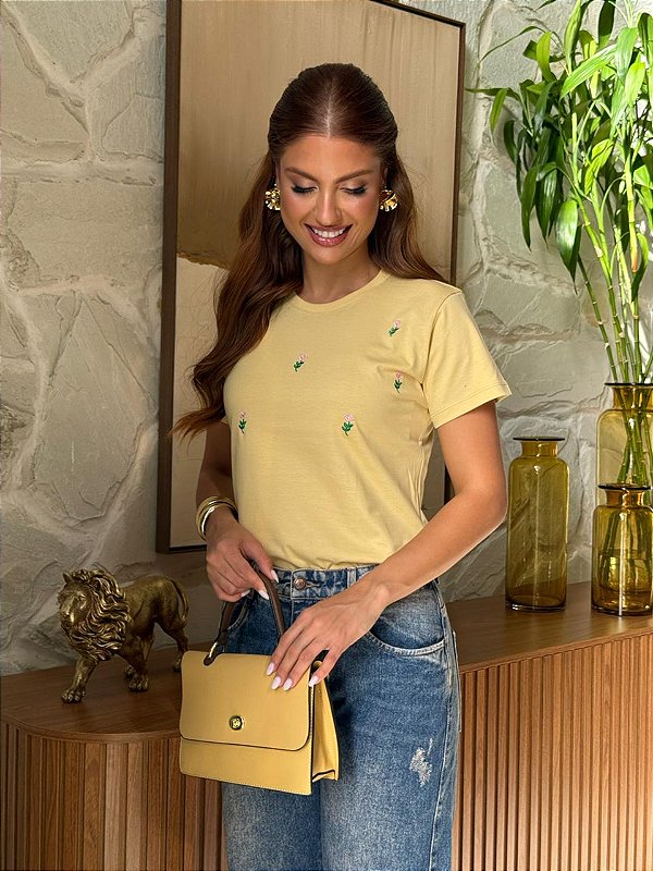 T-SHIRT BORDADA FLORES - AMARELO BRULEE