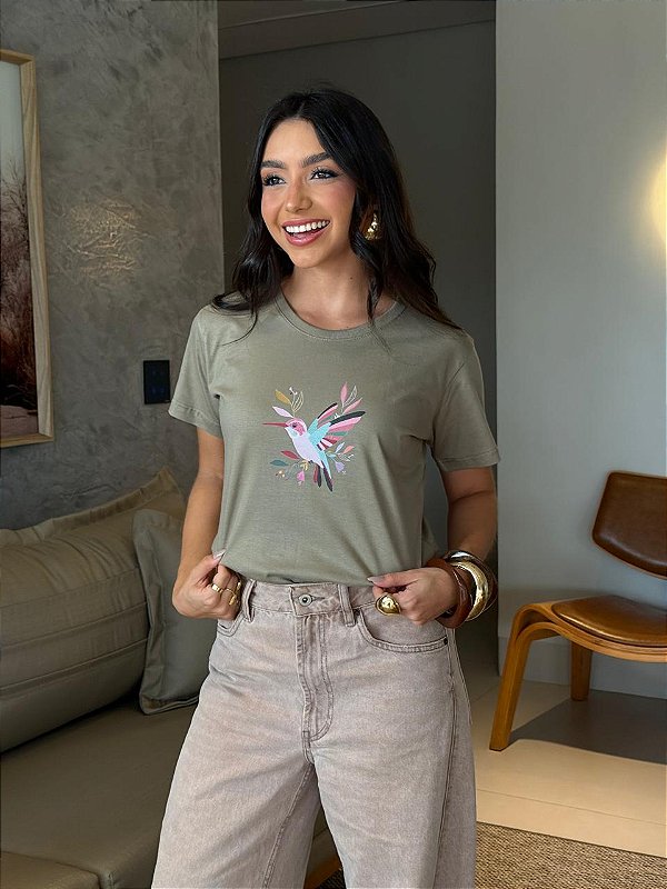 T-SHIRT DTF PASSARO COLORIDO - VERDE DUSKY