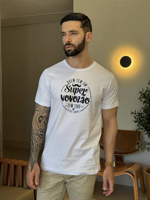CAMISETA MASCULINA DTF QUEM TEM UM SUPER VOVOZÃO TEM TUDO - BRANCO