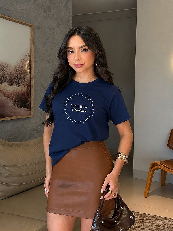 T-SHIRT DTF O QUE TE DESAFIA TE TRANSFORMA - AZUL MARINHO