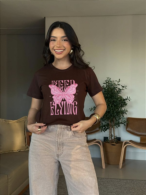T-SHIRT DTF KEEP FLYING - MARROM EXPRESSO