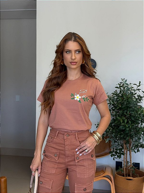 T-SHIRT BORDADA FLOR APLICAÇÃO - MOCHA MOUSSE