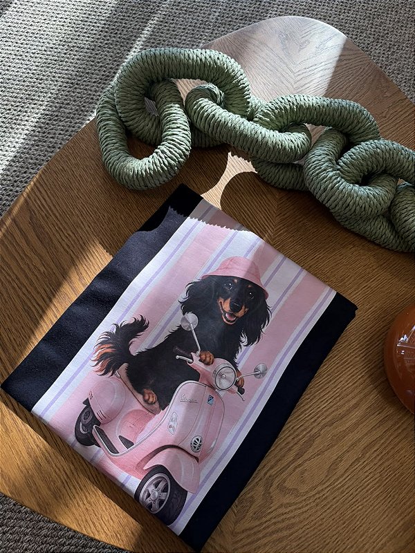 T-SHIRT DTF CACHORRO LAMBRETA ROSA - PRETO