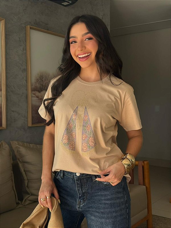 T-SHIRT DTF NOSSA SENHORA CORAÇÃO STRASS - BEGE DUNAS
