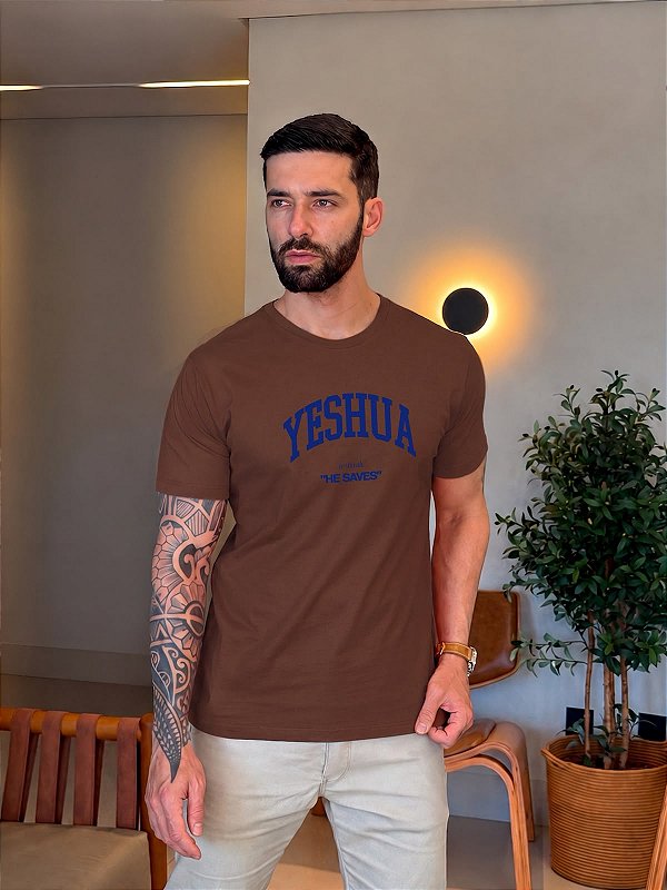 CAMISETA MASCULINA DTF YESHUA, HE SAVES - MARROM