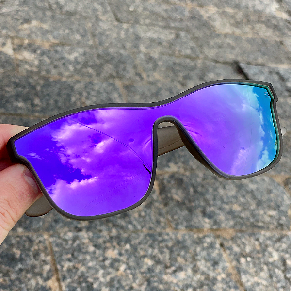 ÓCULOS DE SOL ESPORTIVO POLARIZADO BOSS - CINZA COM ROXO ESPELHADO
