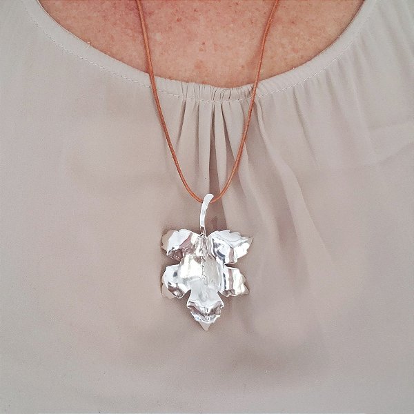 Pingente folha com cordão couro