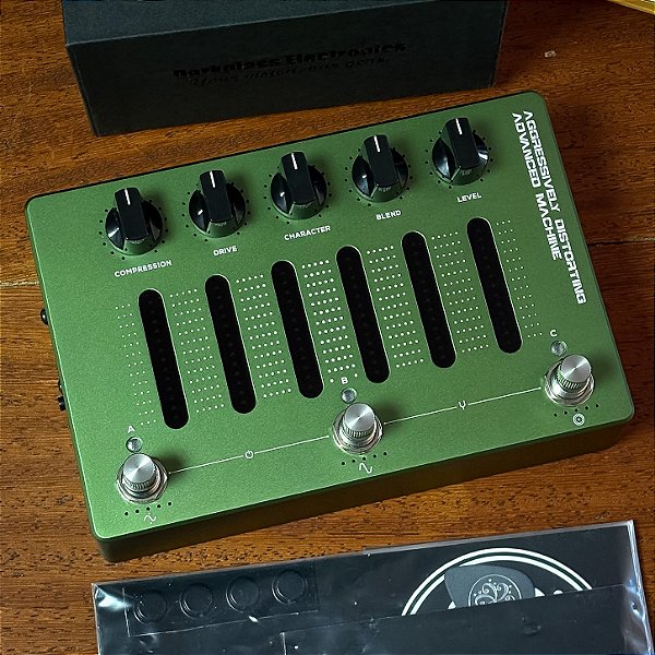 Pedal Darkglass ADAM Aggressively Distorting Advanced Machine - Compressor - Distortion - Cab Sim - SEMINOVO