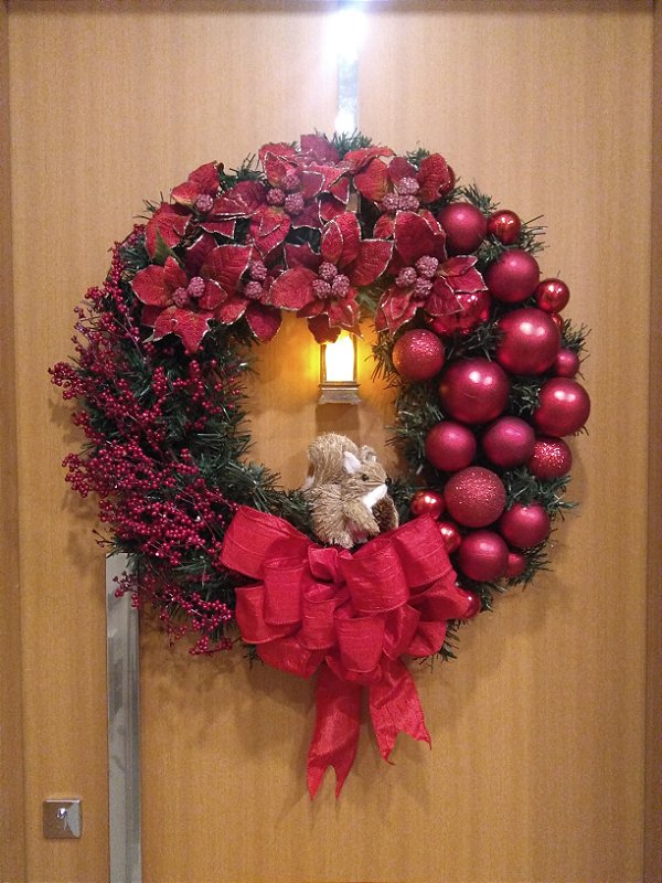 Guirlanda bolas vermelhas, lanterninha e esquilo