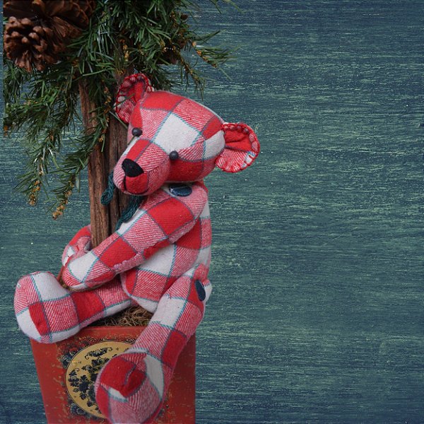 Árvore de Natal rústica com ursinho xadrez vermelho e branco