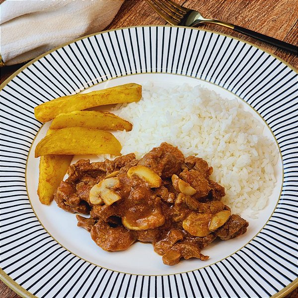Strogonoff de carne, arroz e batata doce assada