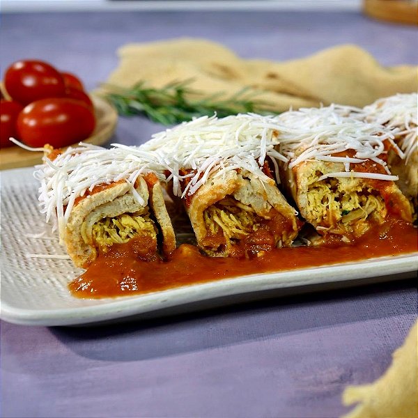 Panqueca de frango ao molho, e muçarela de castanha de cajú