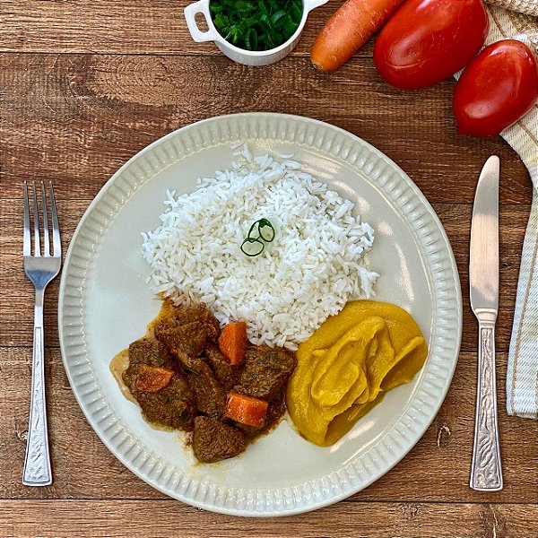Carne de panela, arroz branco e purê de abóbora