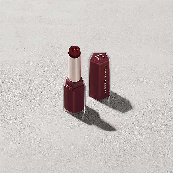 Gloss em Stick Fenty Beauty Gloss Bomb Stix High-Shine Gloss Stick | Cor: Black´r Berry