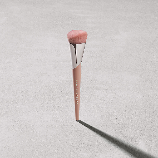Pincel Fenty Beauty Foundation Brush 145