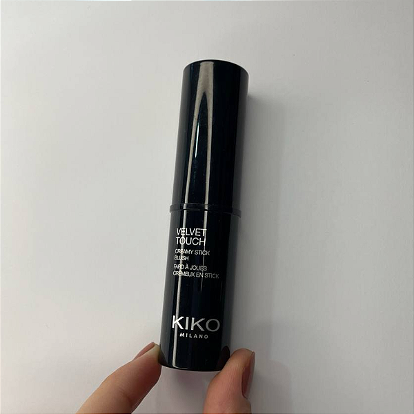 Blush em Bastão Kiko Milano Velvet Touch Creamy Stick Blush | Cor: 04 Hot Pink (Sem caixa, embalagem levemente arranhada)