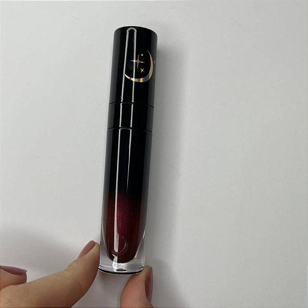 Batom Metálico Black Moon Cosmetics Lipstick Black Metals | Cor: Armageddon (Sem caixa, embalagem levemente arranhada)