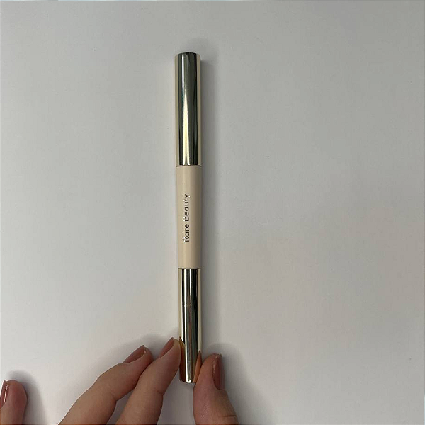Lápis de Sobrancelha Rare Beauty Brow Harmony Precision Pencil| Cor: Rich Taupe (Sem Caixa, embalagem levemente arranhada)