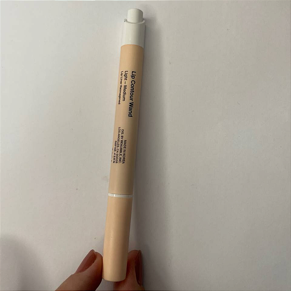 Contorno Labial Beaubble Lip Contour Wand | Cor: Light—Medium (Sem caixa, embalagem arranhada)