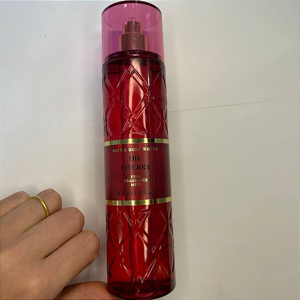 Fragrância Bath And Body Works Oh Cherry 236ml (embalagem levemente arranhada)