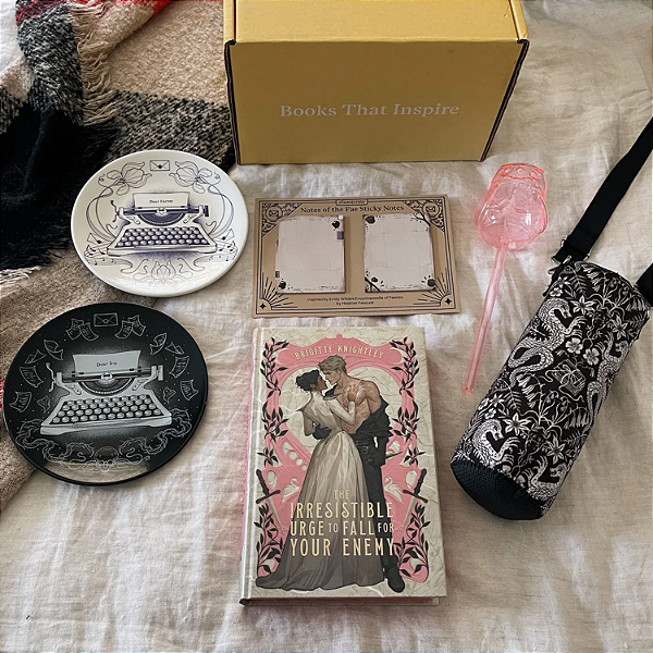 Box Colecionável Illumicrate Brigette Knightley | The Irresistible Urge to Fall for Your Enemy by Brigette Knightley full box (Illumicrate 'Yours Hatefully' Exclusive)