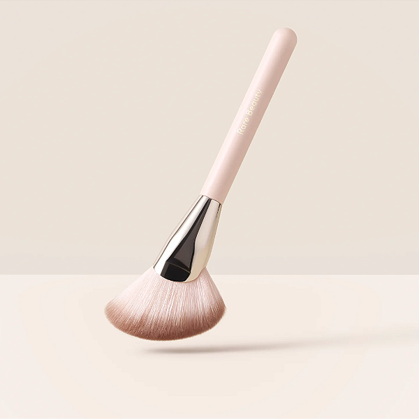 Pincel Rare Beauty Angled Powder Brush