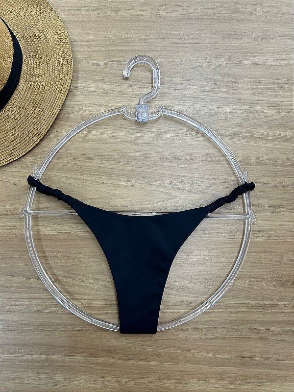 CALCINHA BIQUINI FITA FIO DUPLO COM FRU FRU NA LATERAL NA COR PRETA | REF 509G