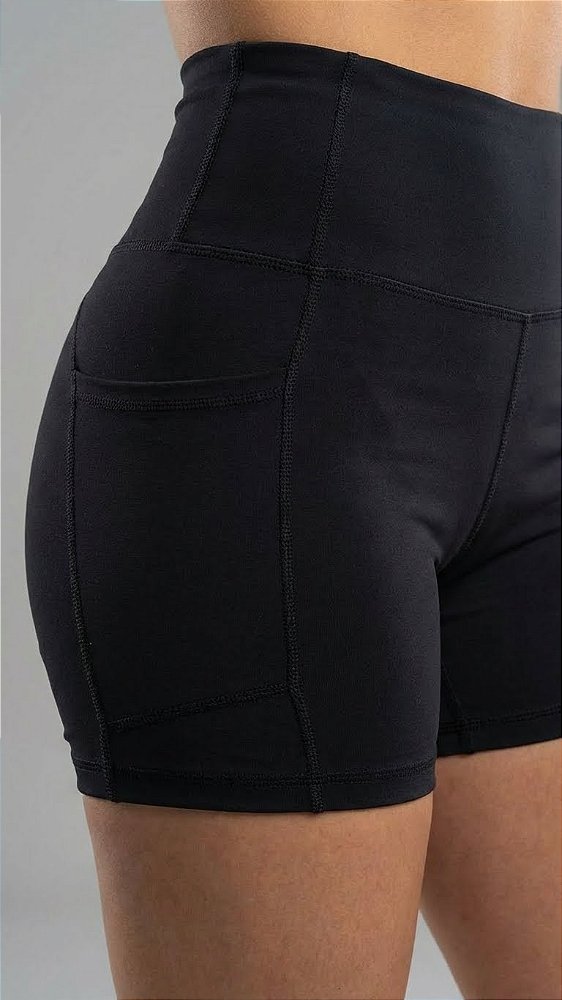 SHORTS COM BOLSO FITNES NA COR PRETA | REF5003P