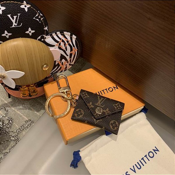 Chaveiro e Bag Charm Louis Vuitton Kirigami Pouch "Monogram Canvas"