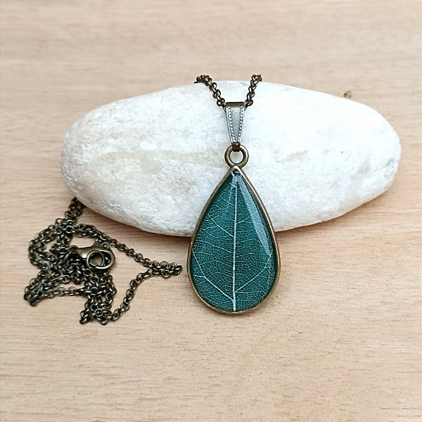 Colar folha esqueletizada - verde cintilante