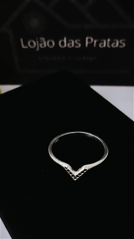 *Anel com design V com micro pedras em prata 925*